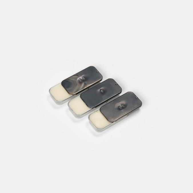 Fischersund Solid Perfume, mehrere kompakte Duftflakons nebeneinander dargestellt, clean und minimalistisch inszeniert, erhältlich bei scent amor.