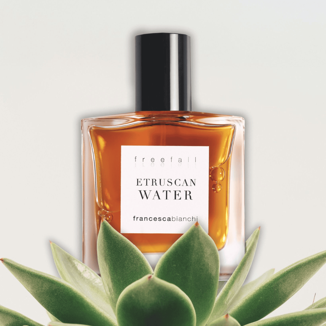 Flakon von Francesca Bianchi Etruscan Water Extrait de Parfum über Pflanze, erlebe ihn bei scent amor