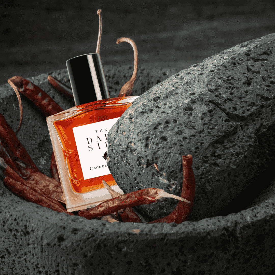 Francesca Bianchi The Dark Side Extrait de Parfum im Mörser mit Chilli, entdecke ihn bei scent amor