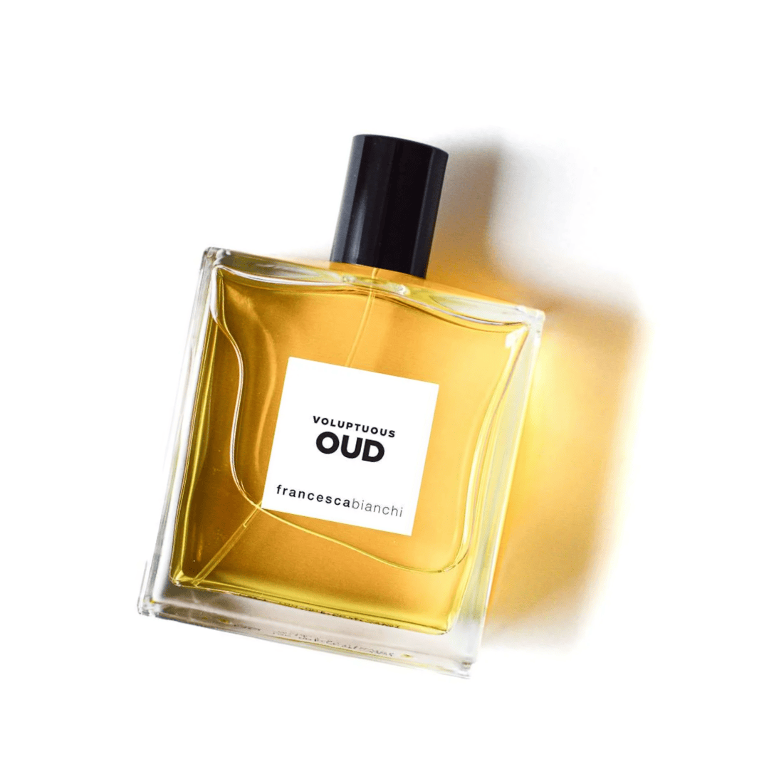 Beleuchteter Flakon von Francesca Bianchi Voluptuous Oud Extrait de Parfum, erlebe ihn bei scent amor