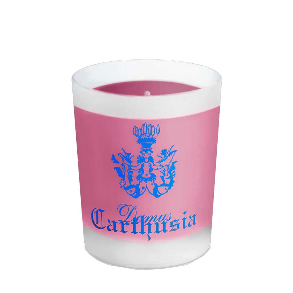 Duftkerze "Frutto di Bacco" von Carthusia in einem transparenten Glas mit rosa Wachs und blauem Logo.
