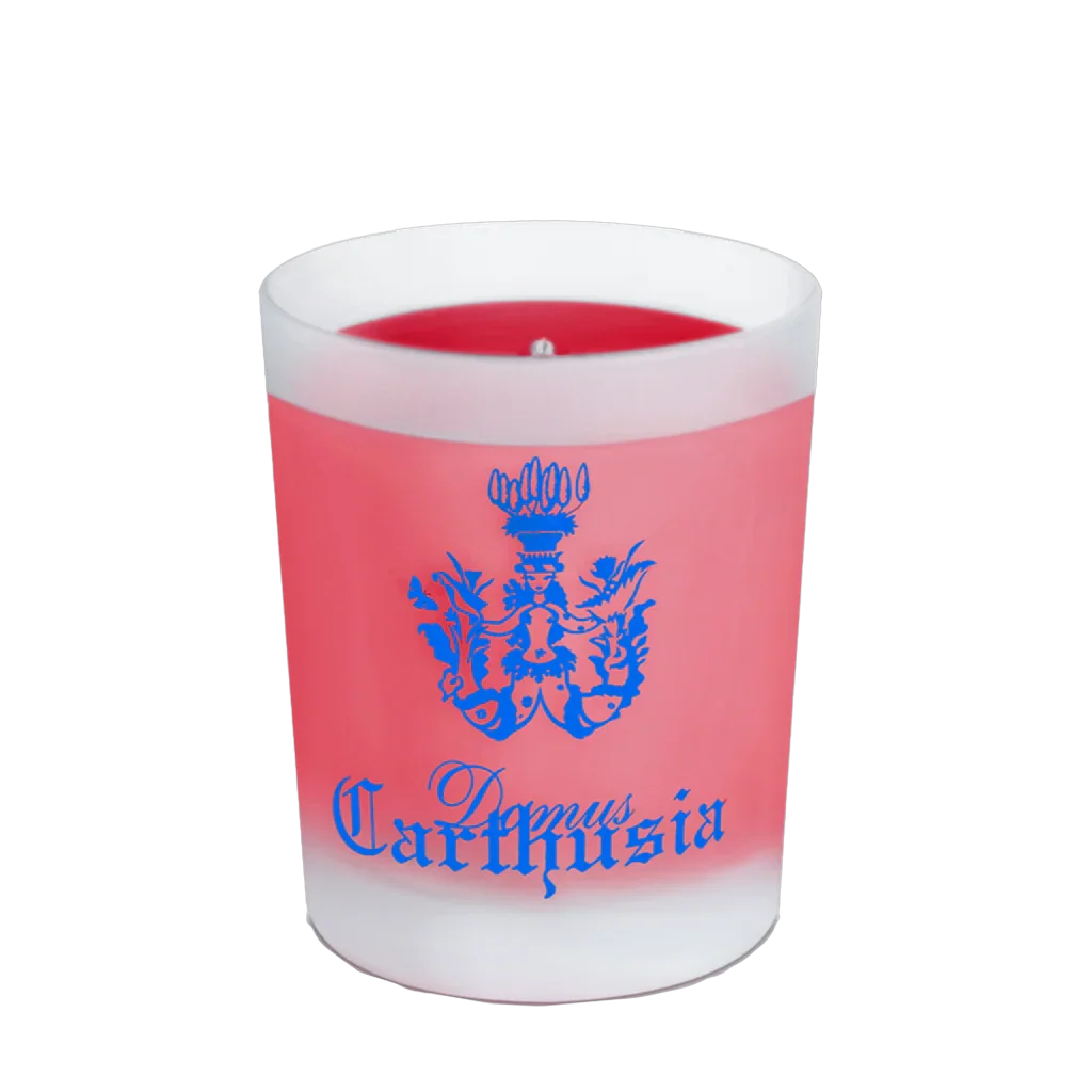 "Gemme di Sole Duftkerze" von Carthusia: Duftkerze in einem transparenten Glas mit blauem Logo und rotem Wachs.