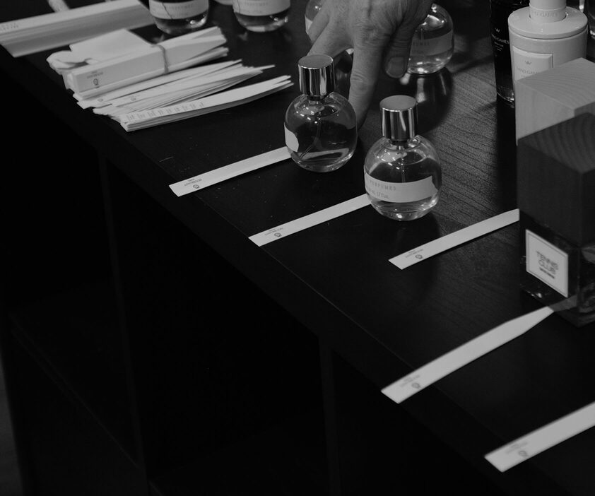 Flakons von Kintsugi Parfum mit Probestreifen auf einem Tisch.