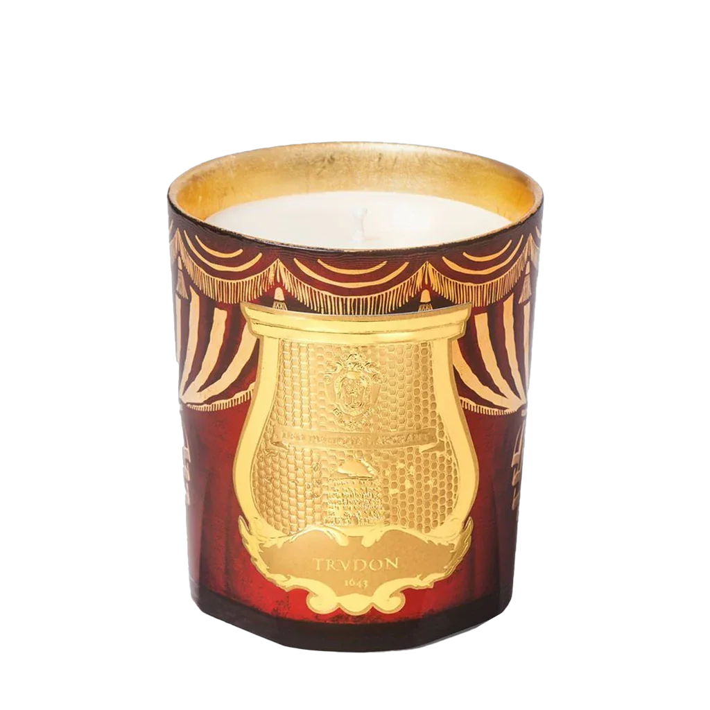 GLORIA - Duftkerze von Trudon, rote Glasfassung mit goldenen Verzierungen und einem Wappen auf der Vorderseite.