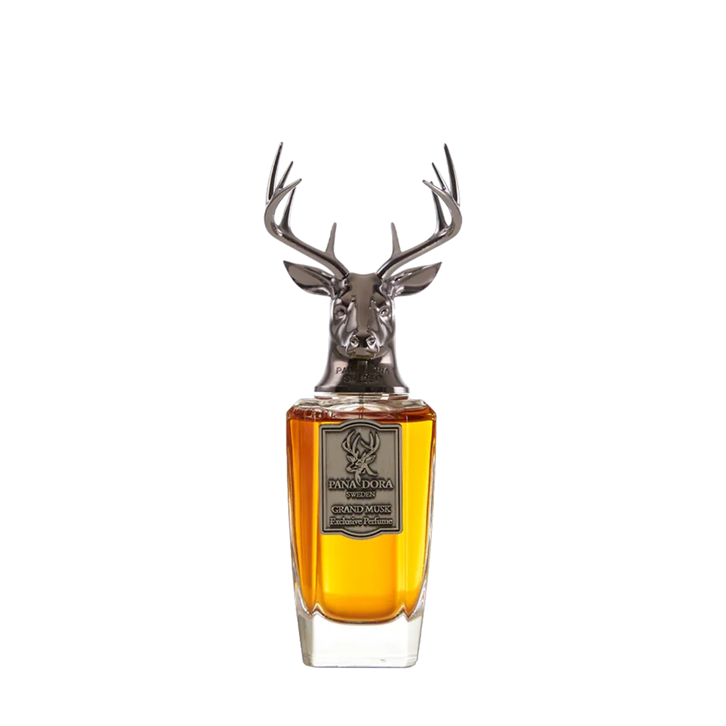Parfümflakon mit bernsteinfarbener Flüssigkeit, silbernem Hirschkopfverschluss. Produkt: Grand Musk. Hersteller: Pana Dora.