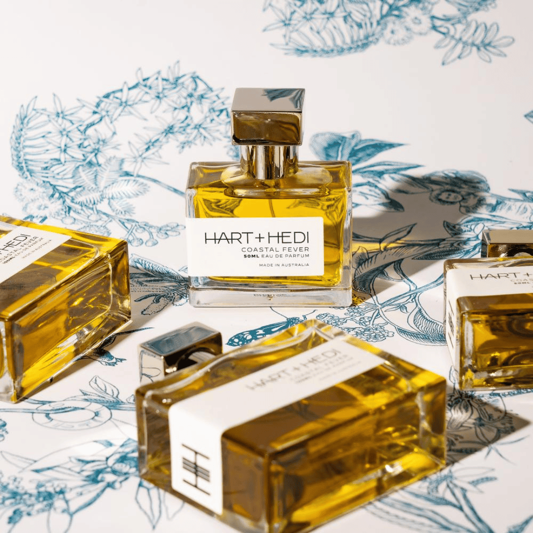 Hart + Hedi Coastal Fever Eau de Parfum – kunstvoller Flakon vor blauem Hintergrund, inspiriert von Ozean und Küste bei scent amor