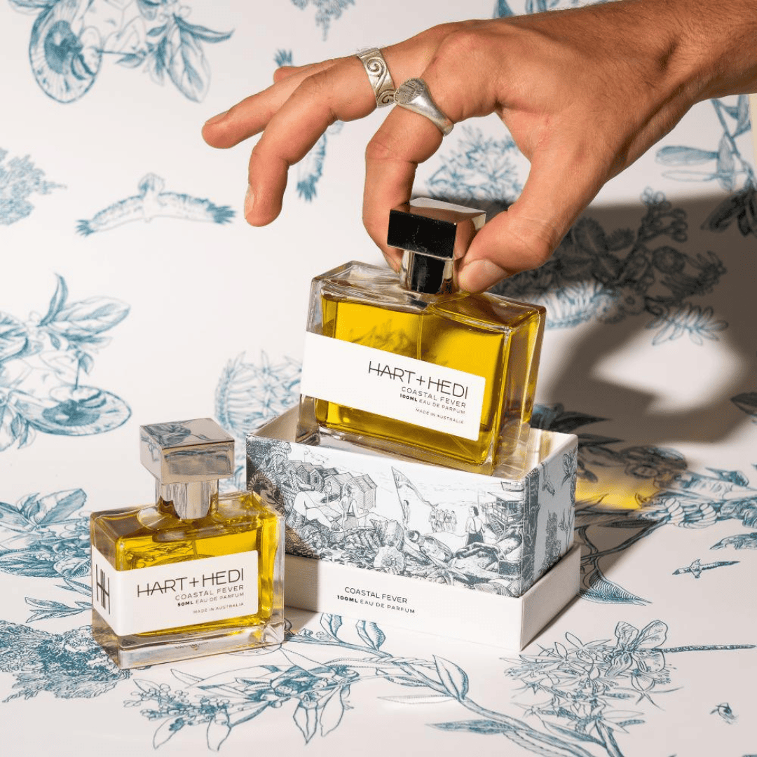 Hart + Hedi Coastal Fever Eau de Parfum – Flakon von einer Händen gehalten, Symbol für Freiheit und Sehnsucht – Unisexduft bei scent amor