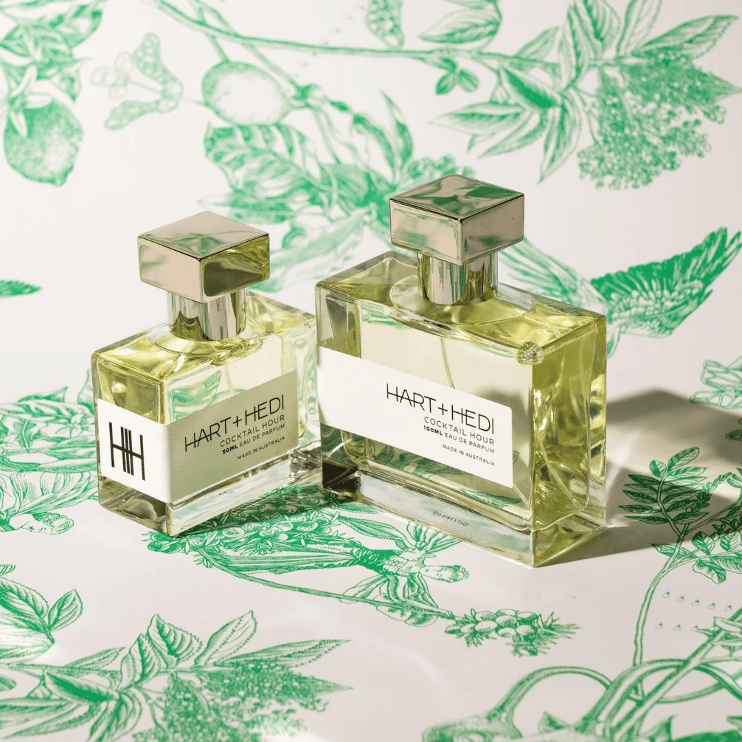 Hart + Hedi Cocktail Hour Eau de Parfum – Flakons vor grünem Hintergrund, inspiriert von Frische und lebendigem Genuss bei scent amor