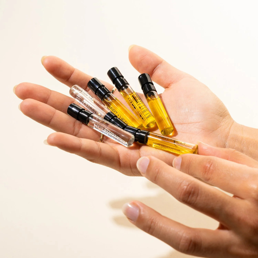 Hart + Hedi Discovery Set Eau de Parfum – alle Proben in einer Hand gehalten, künstlerisch inszeniert bei scent amor