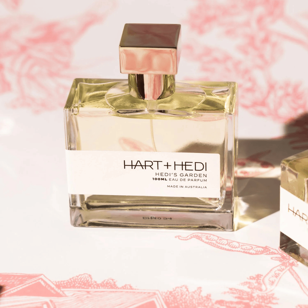 Hart + Hedi Hedi’s Garden Eau de Parfum – kunstvoller Flakon vor pinkfarbenem Hintergrund, Moodbild bei scent amor