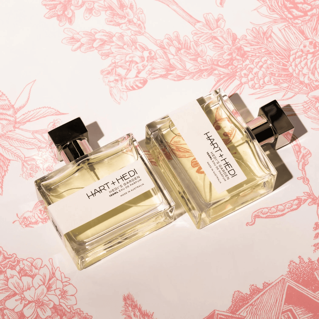 Hart + Hedi Hedi’s Garden Eau de Parfum – zwei Flakons auf rosanem blumigen Hintergrund– Unisexduft bei scent amor