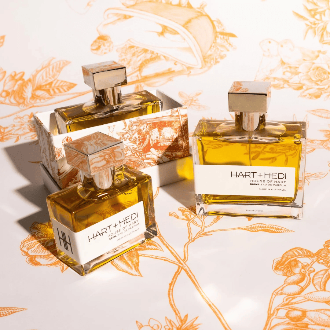 Hart + Hedi House of Hart Eau de Parfum – Flakons vor orangem Hintergrund, lebendiges Moodbild bei scent amor