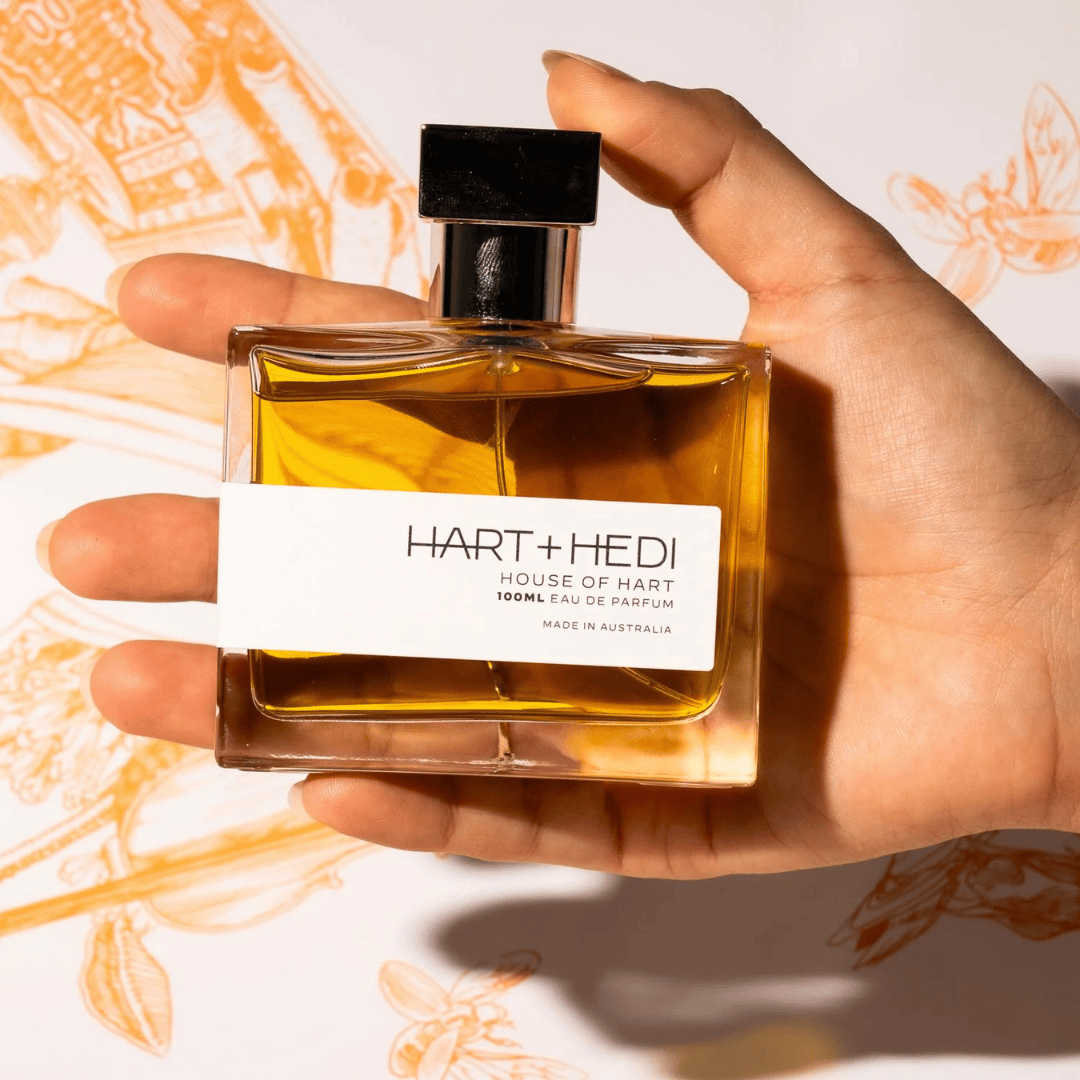 Hart + Hedi House of Hart Eau de Parfum – Flakon in Hand gehalten, Symbol für Stärke und Kreativität – Unisexduft bei scent amor