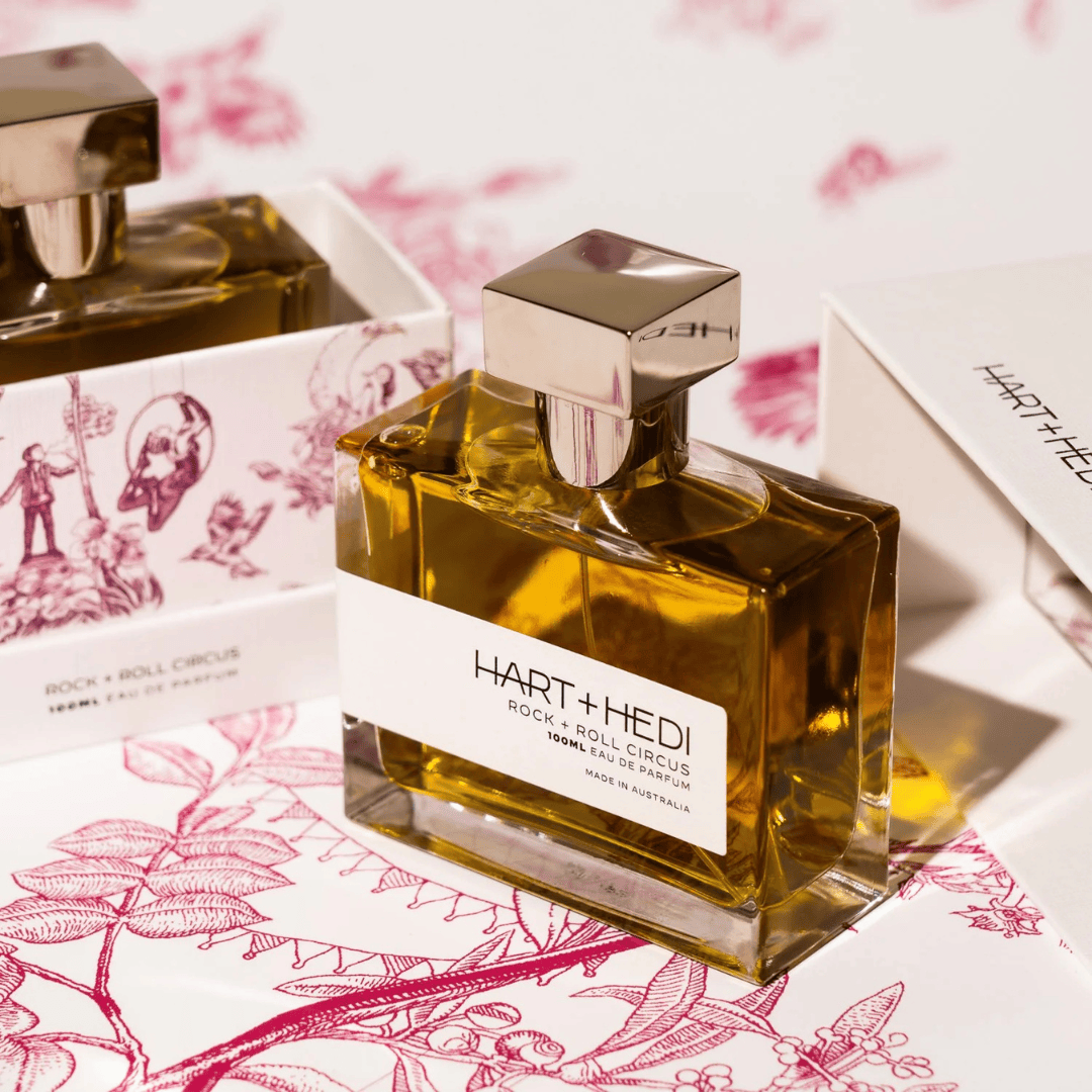 Hart + Hedi Rock + Roll Circus Eau de Parfum – zwei Flakons vor pinkem, blumigem Hintergrund, kunstvoll inszeniert bei scent amor