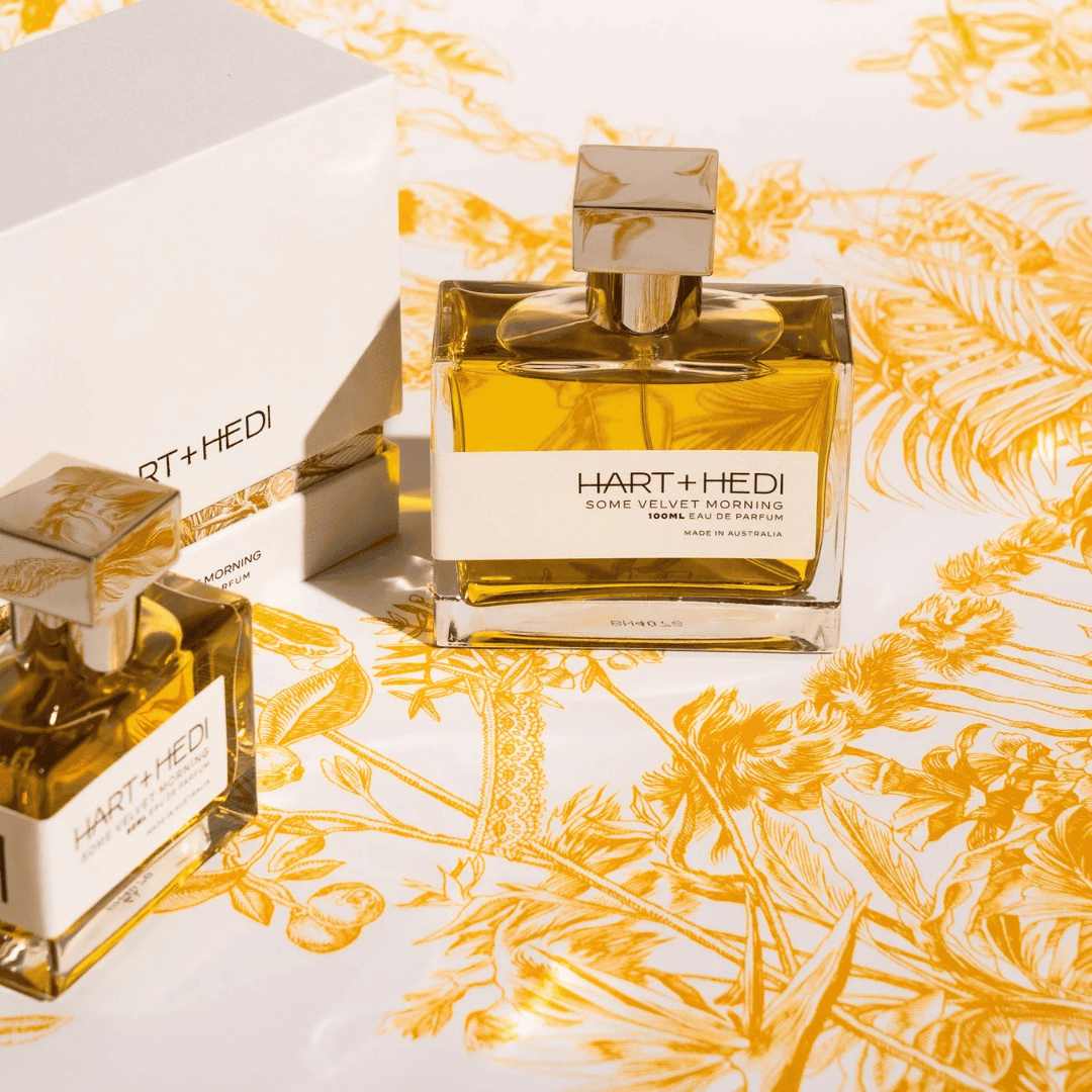 Hart + Hedi Some Velvet Morning Eau de Parfum – kunstvoller Flakon vor gelbem Hintergrund und Verpackung, strahlendes Moodbild bei scent amor