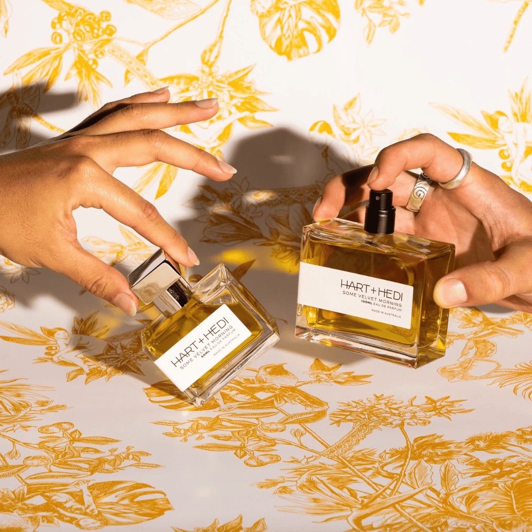 Hart + Hedi Some Velvet Morning Eau de Parfum – Flakons von zwei Händen gehalten, symbolisch für Nähe und Eleganz – Unisexduft bei scent amor