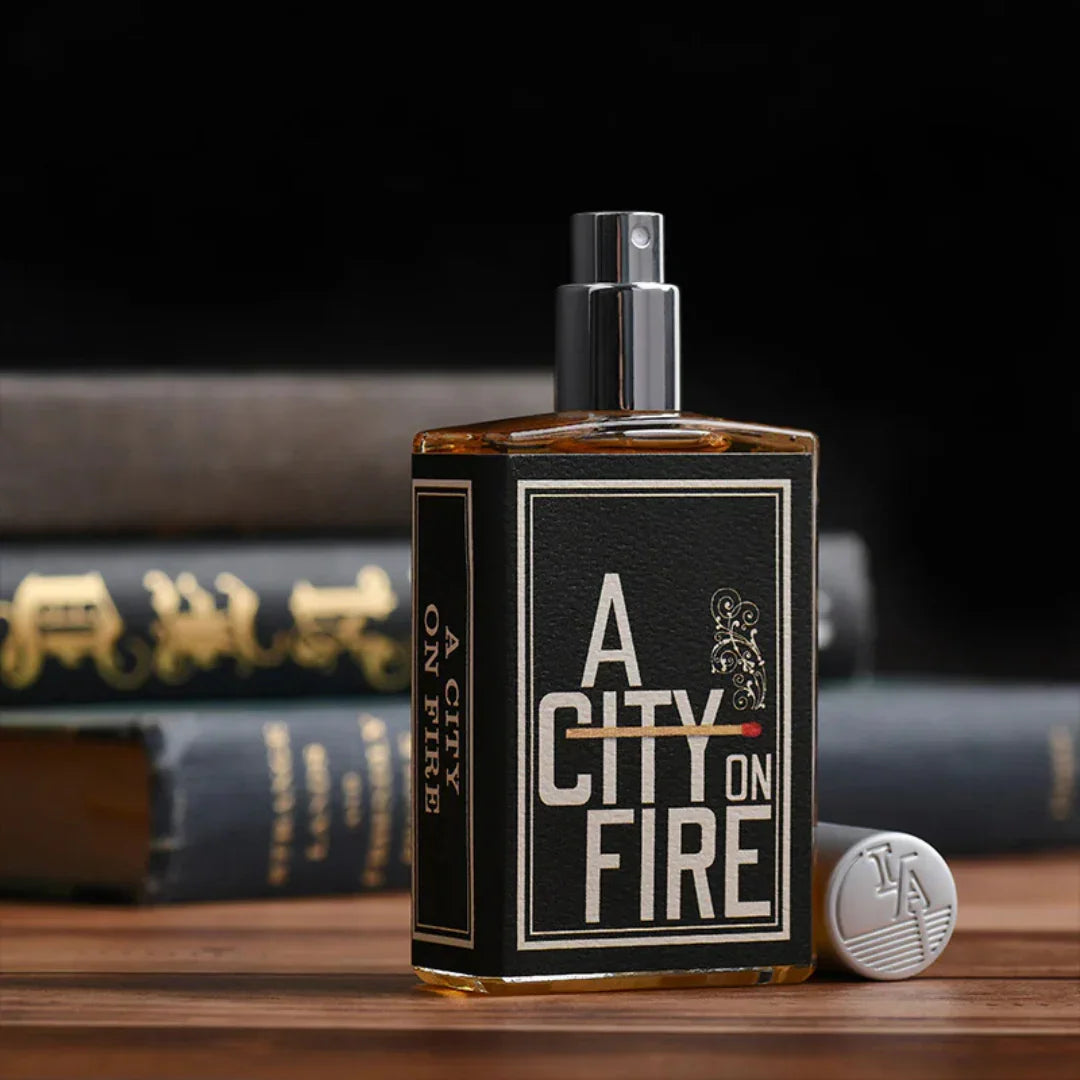 Geöffneter Flakon von Imaginary Authors A CITY ON FIRE Eau de Parfum – intensiver Nischenduft mit würzig-holzigem Charakter und feuriger Aura bei scent amor
