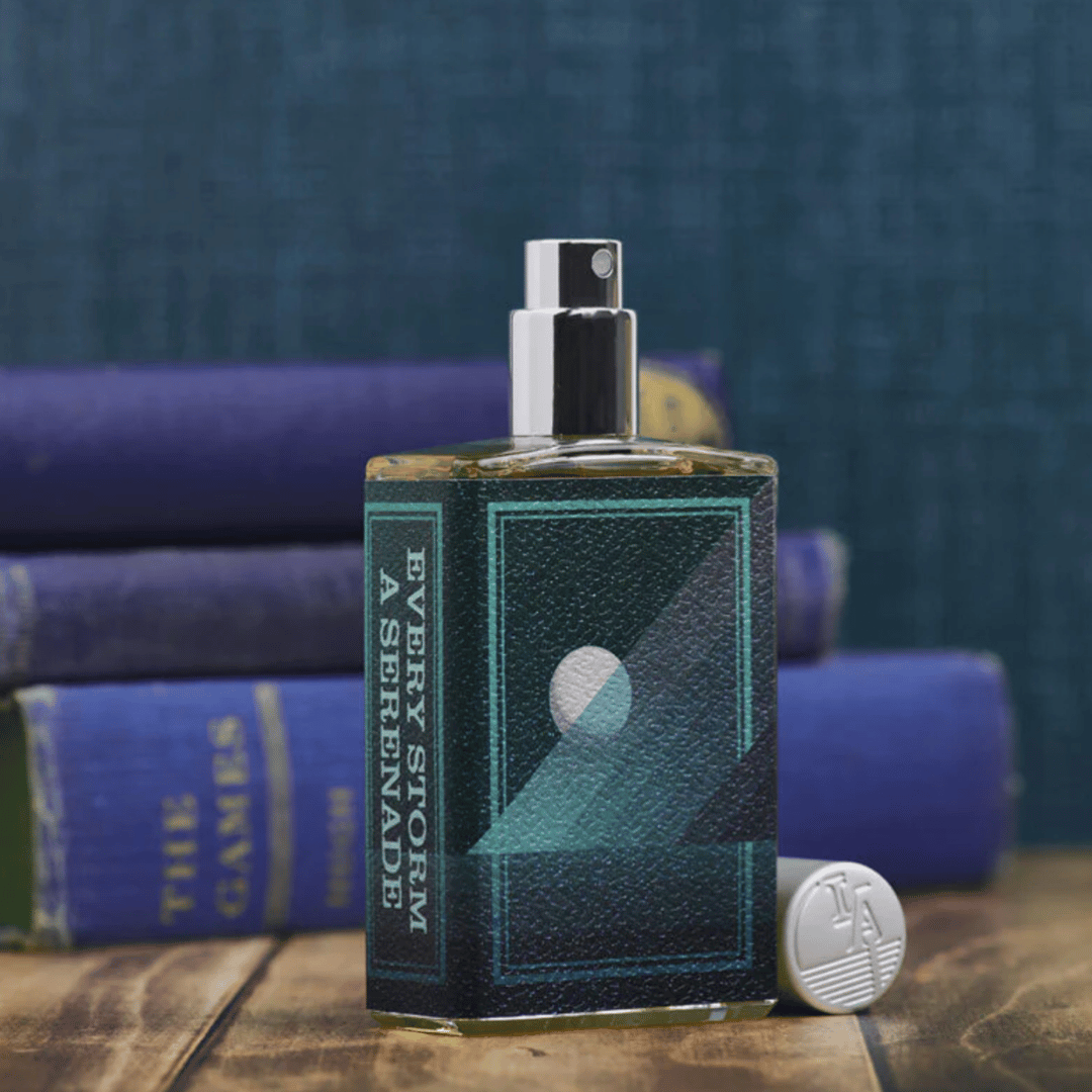 Geöffneter Flakon von Imaginary Authors EVERY STORM A SERENADE Eau de Parfum – belebender Nischenduft mit salzigen und holzigen Facetten bei scent amor