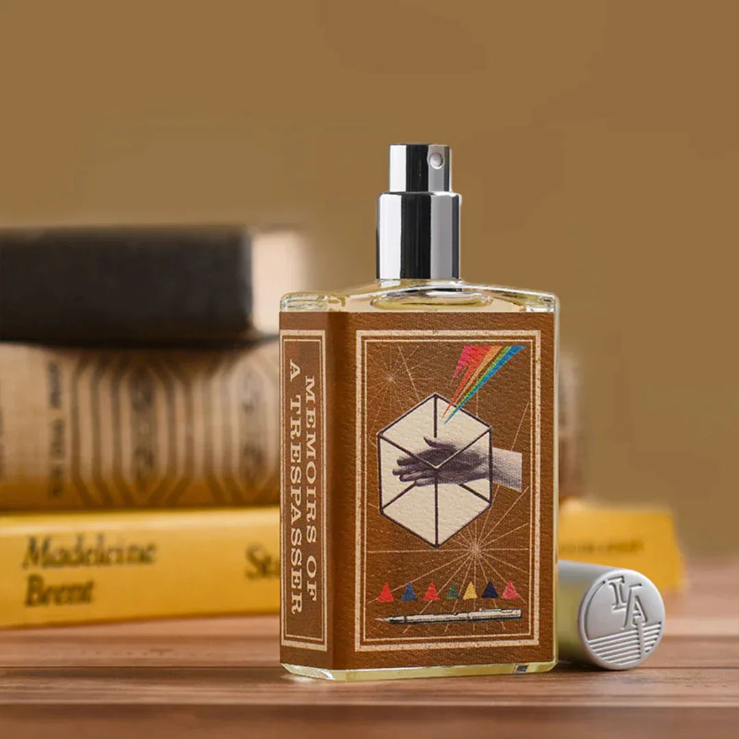 Geöffneter Flakon von Imaginary Authors MEMOIRS OF A TRESPASSER Eau de Parfum – sinnlicher Nischenduft mit rauchigen und süßen Akzenten bei scent amor