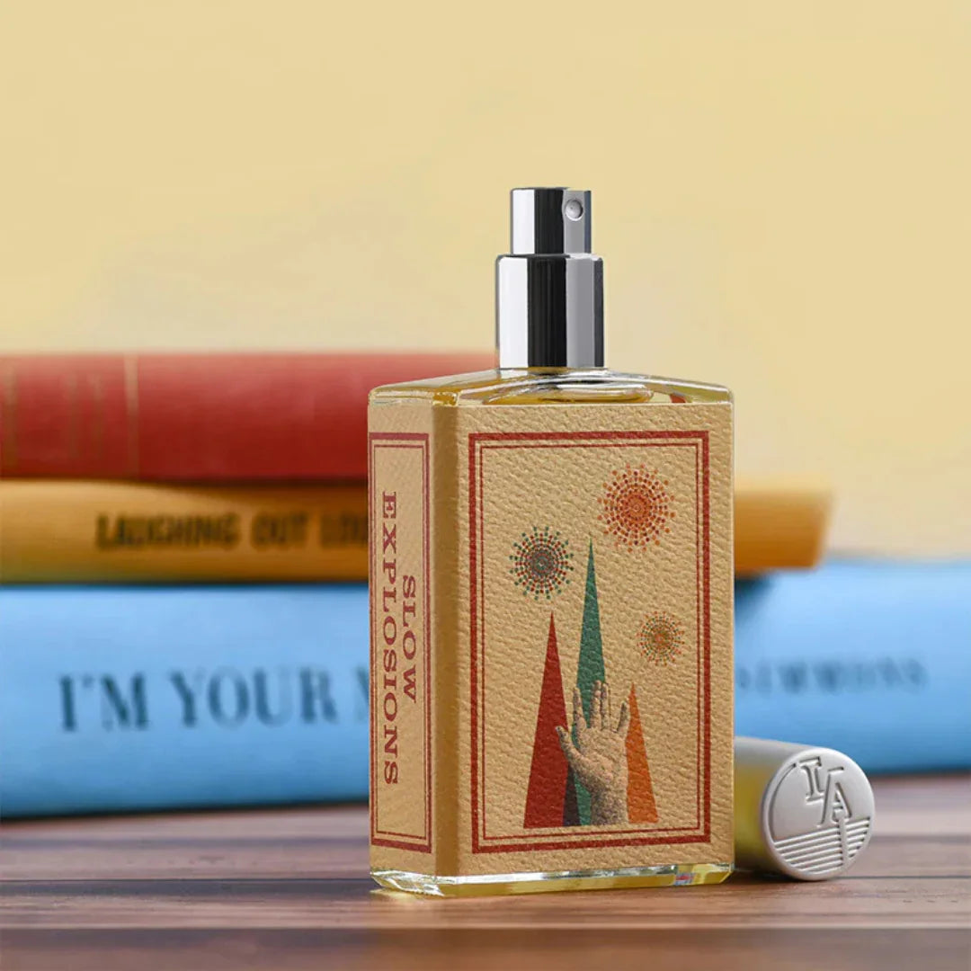 Geöffneter Flakon von Imaginary Authors SLOW EXPLOSIONS Eau de Parfum – faszinierender Nischenduft mit opulenter Gewürz- und Ledernote bei scent amor