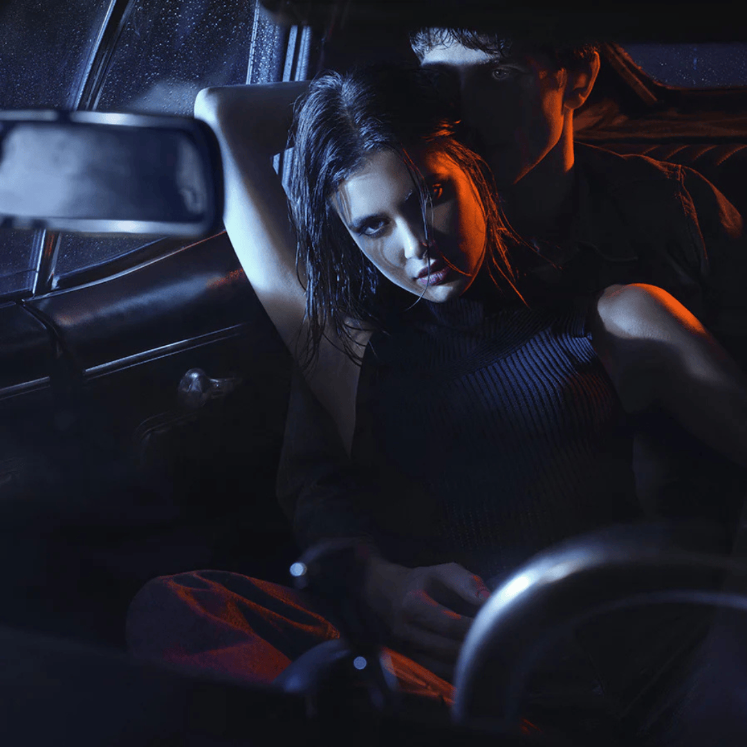 Initio Parfums Privés Can’t Get Enough Extrait de Parfum – sinnliche Inszenierung mit Frau im Auto, Symbol für Anziehungskraft und Leidenschaft bei scent amor