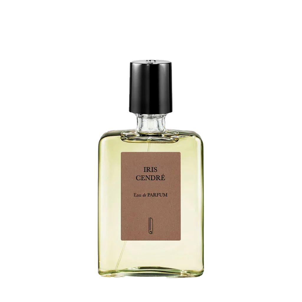 Parfümflasche mit rechteckigem Glas und schwarzem Verschluss. Auf dem Etikett steht "Iris Cendré, Eau de Parfum" von Naomi Goodsir.
