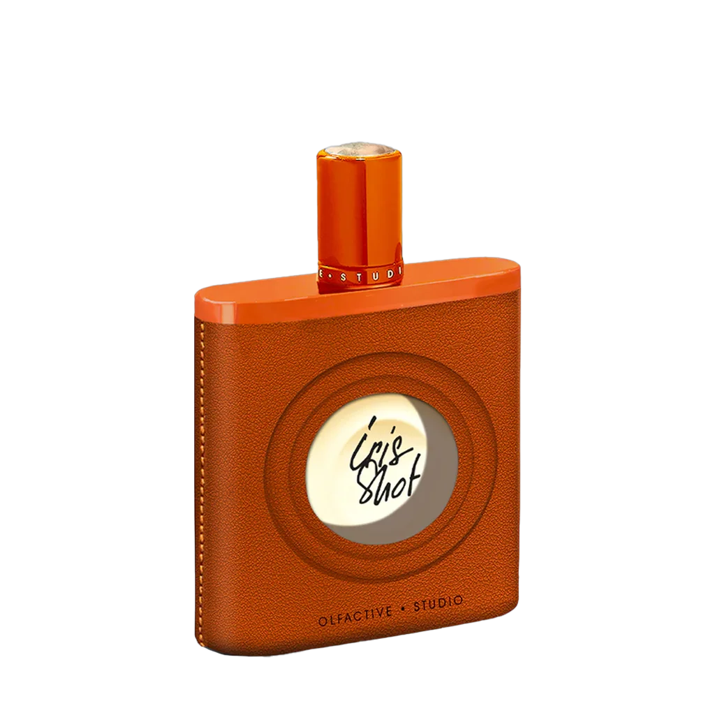 Braun-orangefarbene Parfümflasche mit rundem Etikett mit der Aufschrift "Iris Shot". Markenname "Olfactive Studio" unten.