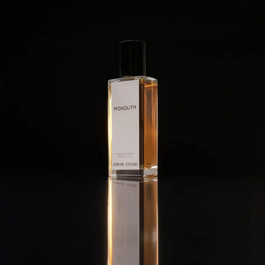 Jorum Studio MONOLITH Extrait de Parfum Flakon Spiegelung seitlich