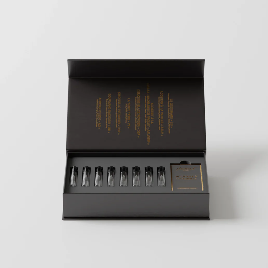 Jousset Parfums Discovery Set – Box mit Proben vor grauem Hintergrund, stilvolle Präsentation luxuriöser Nischendüfte bei scent amor