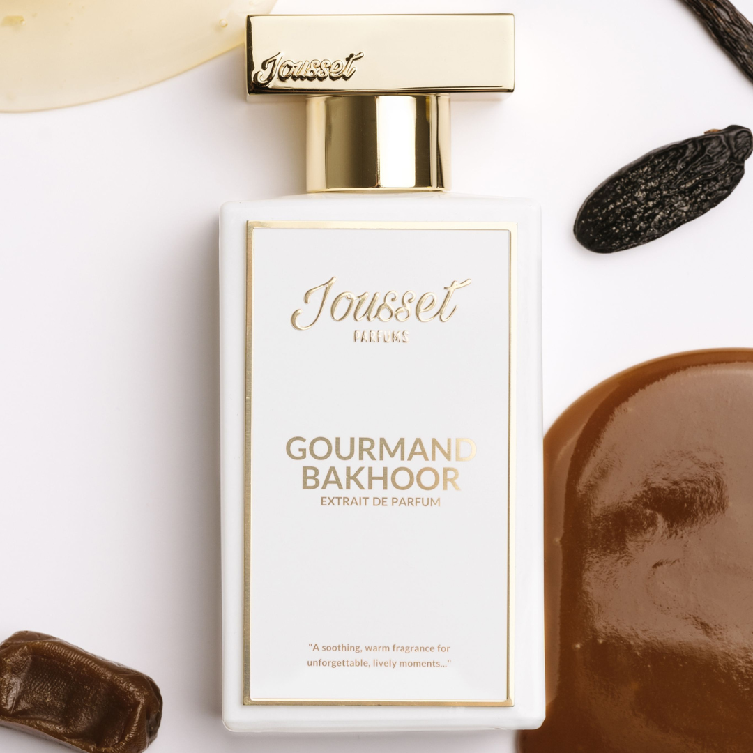 Jousset Parfums Gourmand Bakhoor Extrait de Parfum – Flakon zwischen Ingredienzien, Symbol für opulente Duftkomposition bei scent amor