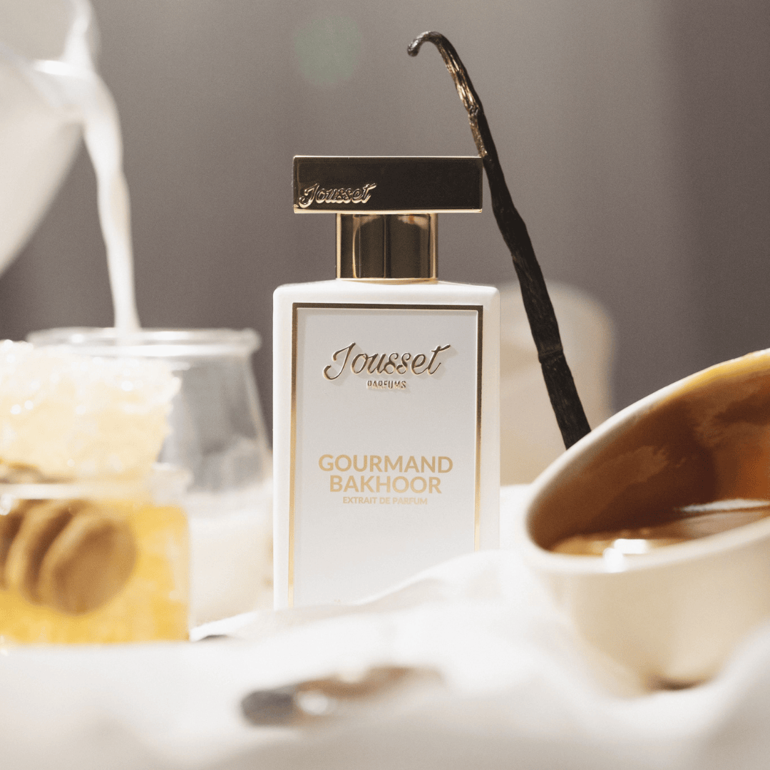 Jousset Parfums Gourmand Bakhoor Extrait de Parfum – Flakon mit Vanilleschote, Honig und Milch, Sinnbild für süße Wärme und gourmandige Fülle bei scent amor
