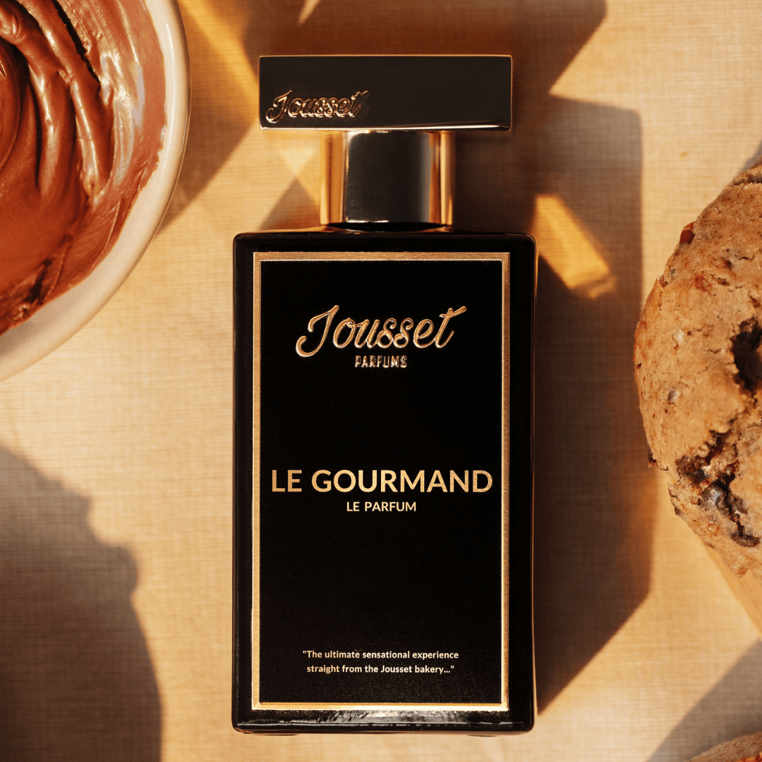 Jousset Parfums Le Gourmand Eau de Parfum – Flakon zwischen cremiger Schokolade und knusprigem Cookie, Sinnbild für köstliche Gourmand-Noten bei scent amor