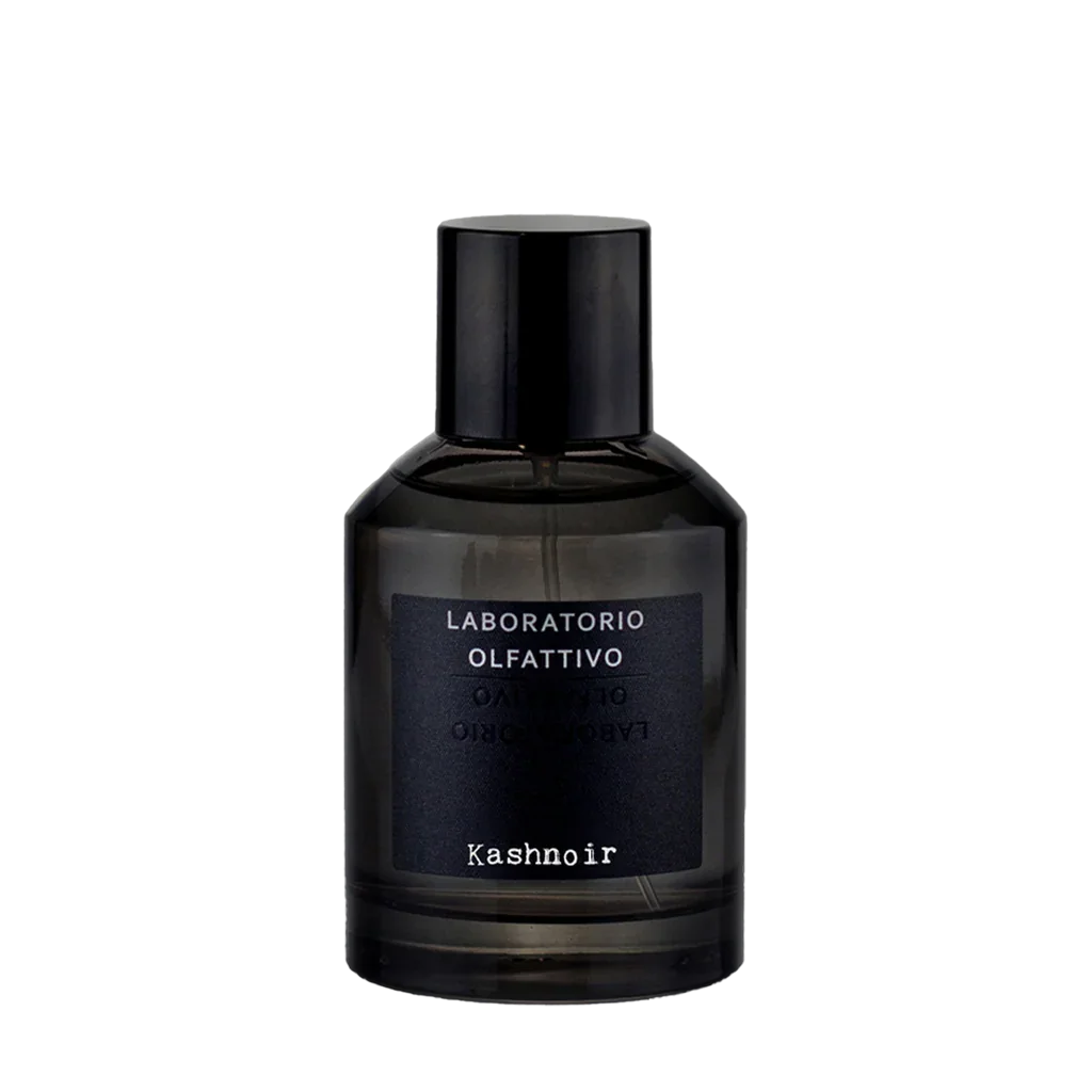 Parfümflakon "Kashnoir" von Laboratorio Olfattivo, transparenter Flakon mit schwarzem Etikett und schwarzem Verschluss.