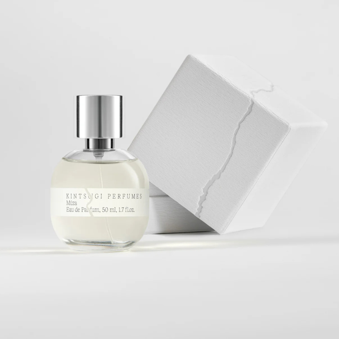 Kintsugi Perfumes MÚZA Eau de Parfum, Flakon neben strukturierter weißer Box im reduzierten Design, moderne Nischenparfum-Präsentation, erhältlich bei scent amor.