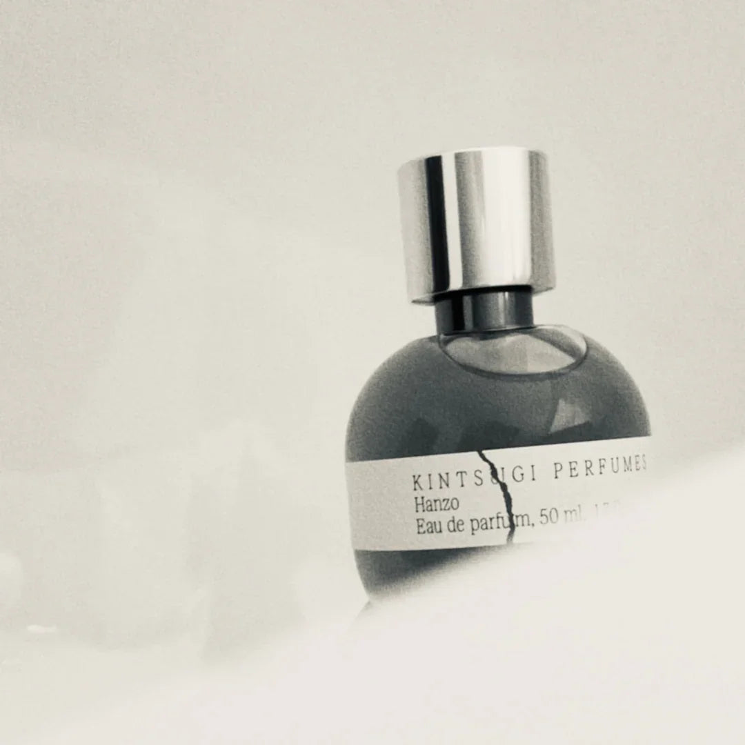 HANZO Flakon auf Wolke – tiefgründiger Unisexduft von Kintsugi Perfumes online bei scent amor