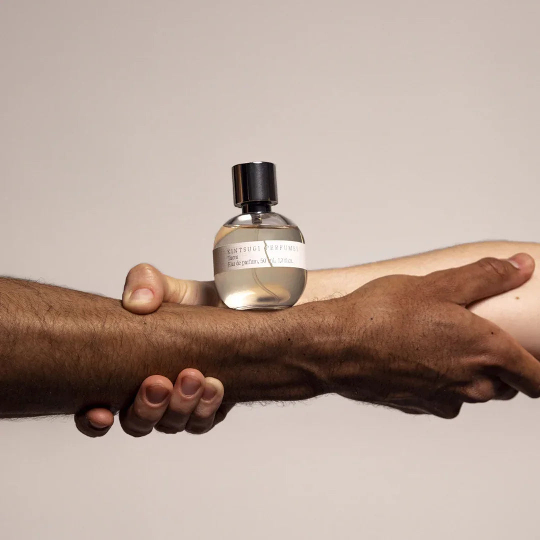 Kintsugi TAOM Parfumflakon auf Armen – eleganter Nischenduft zwischen Frische und Tiefe, jetzt bei scent amor kaufen