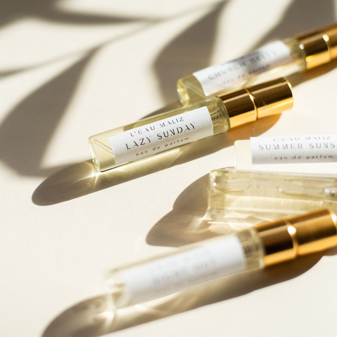 L’Eau Maliz Discovery Kit Eau de Parfum mit einzelnen Spray-Vials im Detail, modern und lichtdurchflutet, erhältlich bei scent amor.