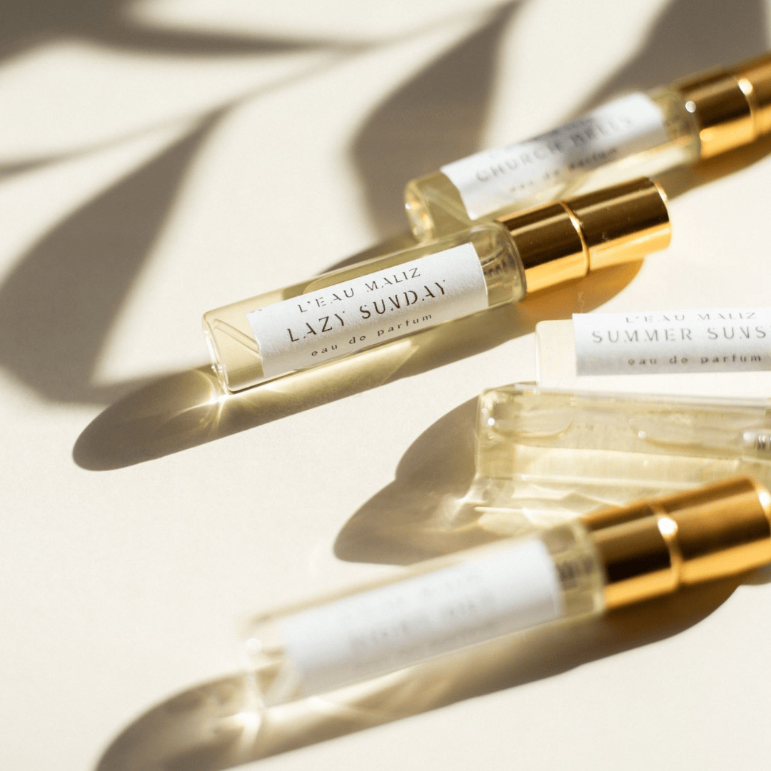 L’Eau Maliz Discovery Kit Eau de Parfum mit einzelnen Spray-Vials im Detail, modern und lichtdurchflutet, erhältlich bei scent amor.