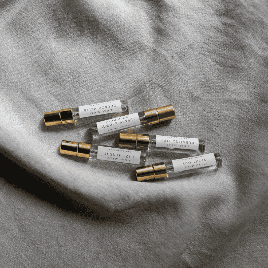 L’Eau Maliz Discovery Kit Eau de Parfum als stilvolles Flatlay mit einzelnen Duftproben, ruhig und elegant, erhältlich bei scent amor.