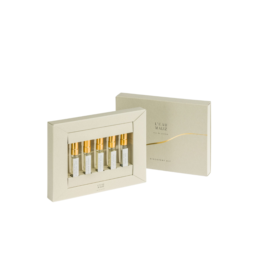 L’Eau Maliz Discovery Kit Eau de Parfum in eleganter Box mit fünf Duftproben, minimalistisch inszeniert, erhältlich bei scent amor.
