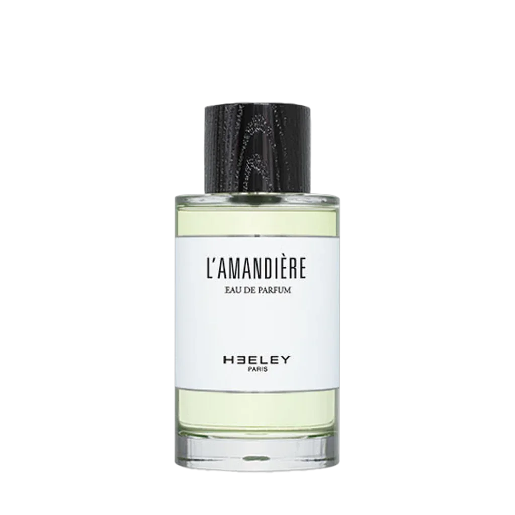 Parfümflasche "L'Amandière" von Heeley; transparentes Glas mit schwarzem Verschluss und weißem Etikett.