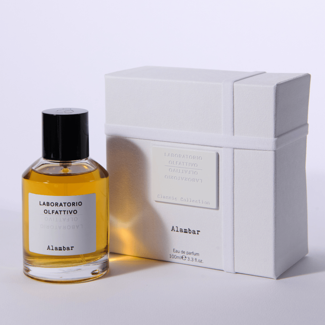 Eau de Parfum Alambar von Laboratorio Olfattivo mit weißer Originalverpackung, klassisch-eleganter Amberduft mit balsamischer Wärme, erhältlich bei scent amor.