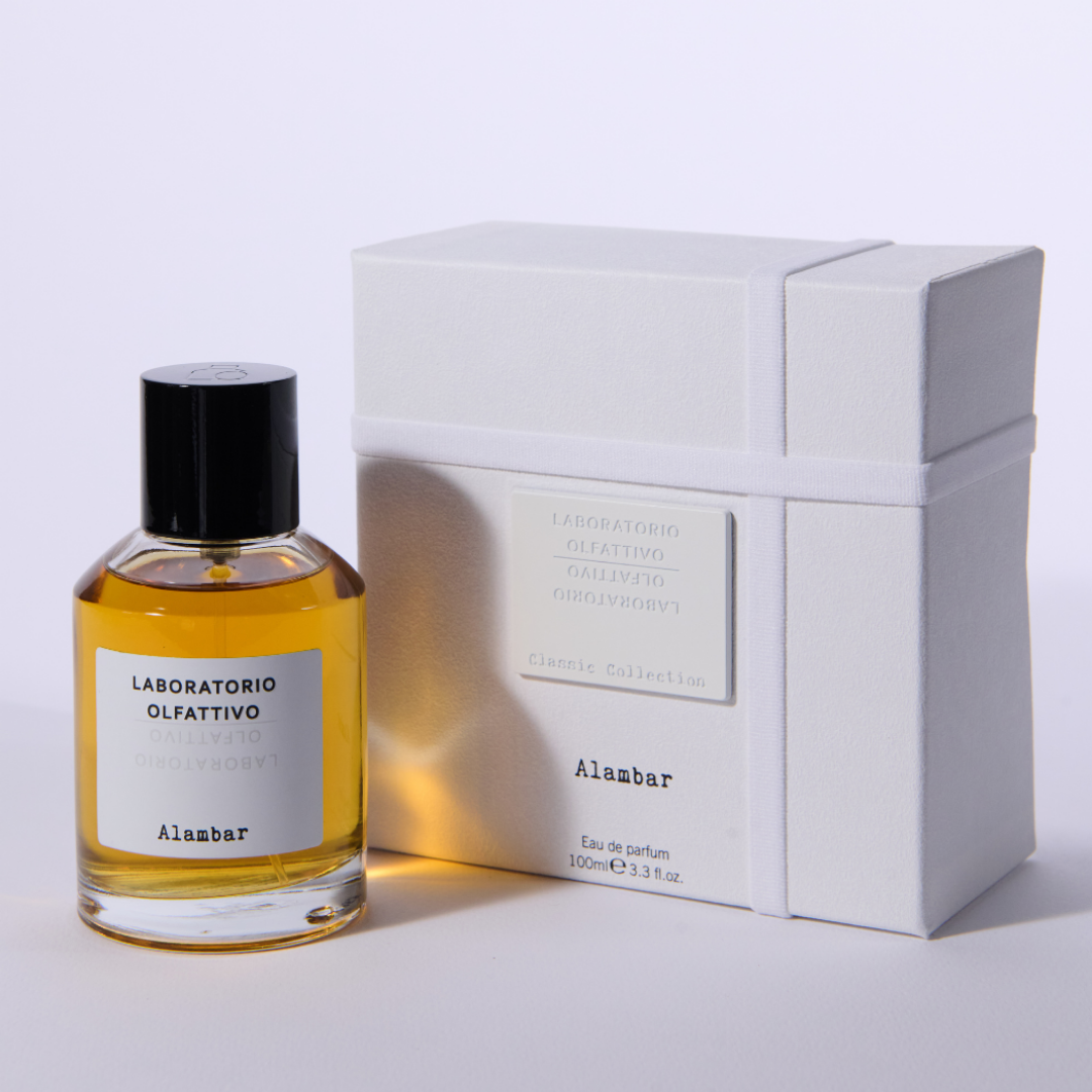 Eau de Parfum Alambar von Laboratorio Olfattivo mit weißer Originalverpackung, klassisch-eleganter Amberduft mit balsamischer Wärme, erhältlich bei scent amor.