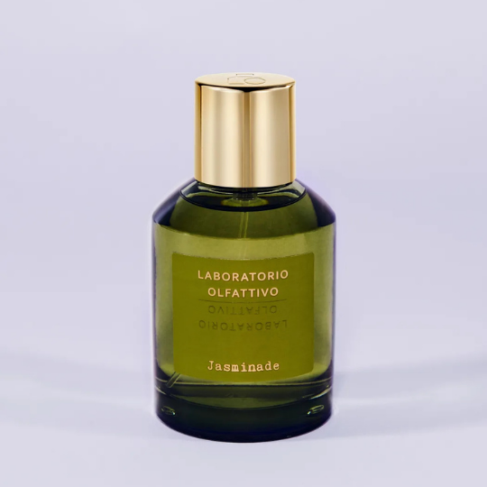 Laboratorio Olfattivo Jasminade Eau de Parfum, eleganter olivgrüner Flakon mit goldener Verschlusskappe vor hellem Hintergrund inszeniert, erhältlich bei scent amor.