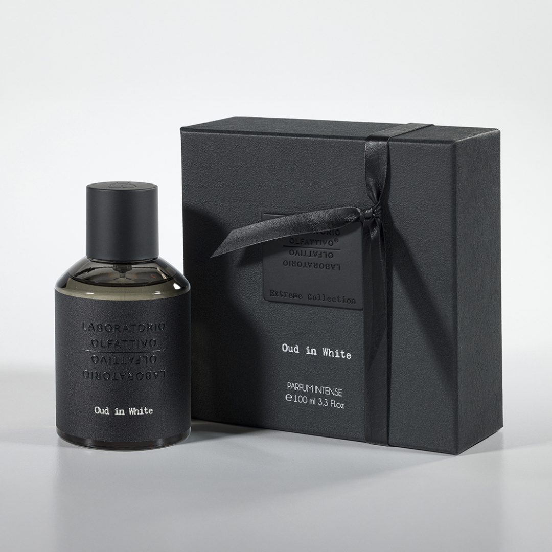 Laboratorio Olfattivo Oud in White Eau de Parfum, Flakon mit eleganter schwarzer Box, luxuriöse Präsentation eines modernen Oud-Duftes, erhältlich bei scent amor.