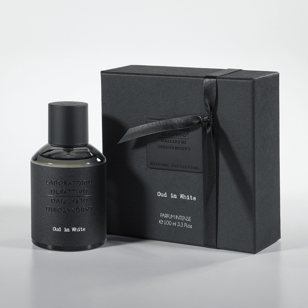 Laboratorio Olfattivo Oud in White Eau de Parfum, Flakon mit eleganter schwarzer Box, luxuriöse Präsentation eines modernen Oud-Duftes, erhältlich bei scent amor.