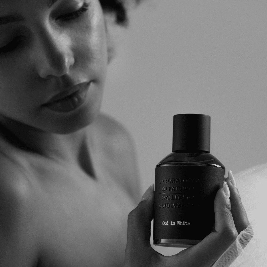 Laboratorio Olfattivo Oud in White Eau de Parfum, sinnlicher Nischenduft in einer intimen Schwarzweiß-Komposition, getragen auf der Haut, erhältlich bei scent amor.