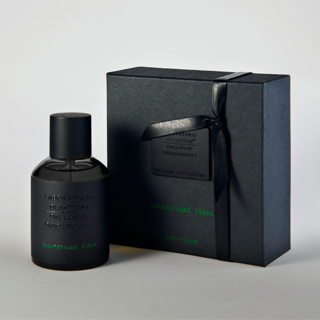 Box und Flakon von dem Eau de Parfum Underground Vibes von Laboratorio Olfattivo, Parfum Intense mit erdiger Frische, grüner Tiefe und moderner Nischenduft-Ästhetik, erhältlich bei scent amor.
