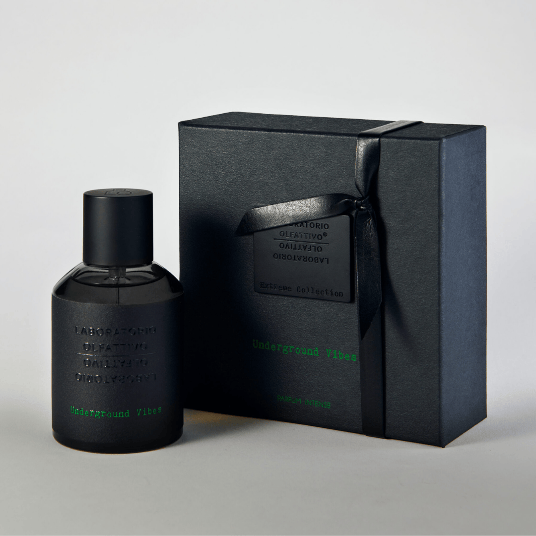 Box und Flakon von dem Eau de Parfum Underground Vibes von Laboratorio Olfattivo, Parfum Intense mit erdiger Frische, grüner Tiefe und moderner Nischenduft-Ästhetik, erhältlich bei scent amor.