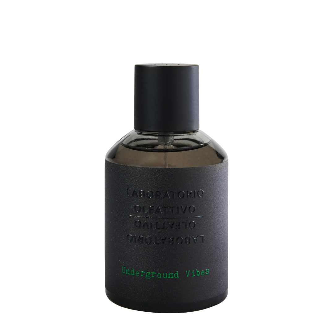 freigestellter Flakon von dem Eau de Parfum Underground Vibes von Laboratorio Olfattivo, dunkler erdig-grüner Duft mit moosiger Tiefe und urbaner Rohheit, erhältlich bei scent amor.